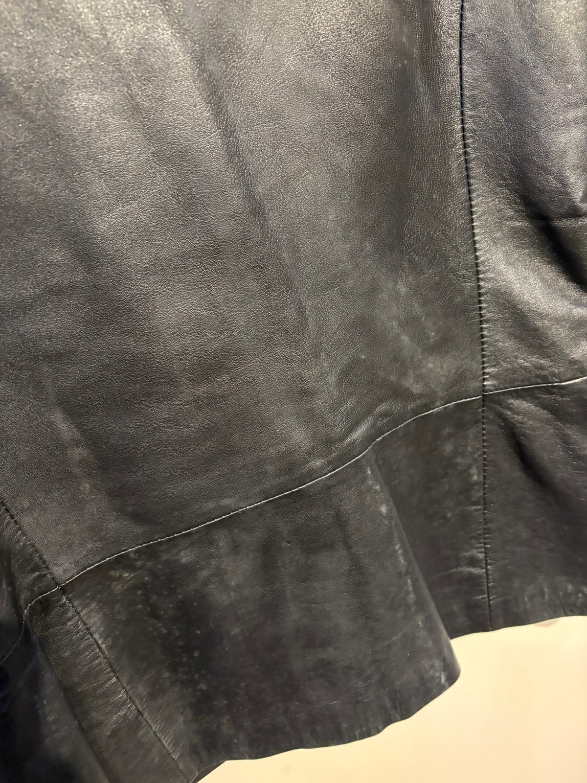 Svartur vintage leðurjakki í blazer-sniði (M/L)
