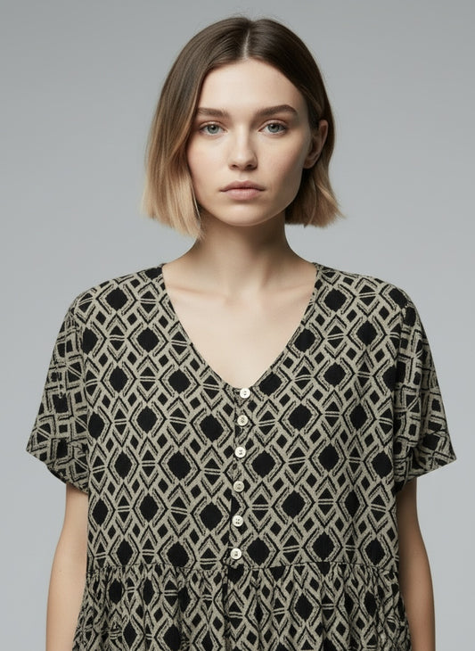 Close-up of the model wearing La Cicogna kjóll (M)