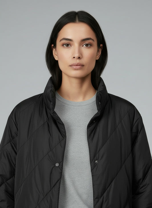 Close-up of the model wearing Sergio Tacchini dúnjakki (M)