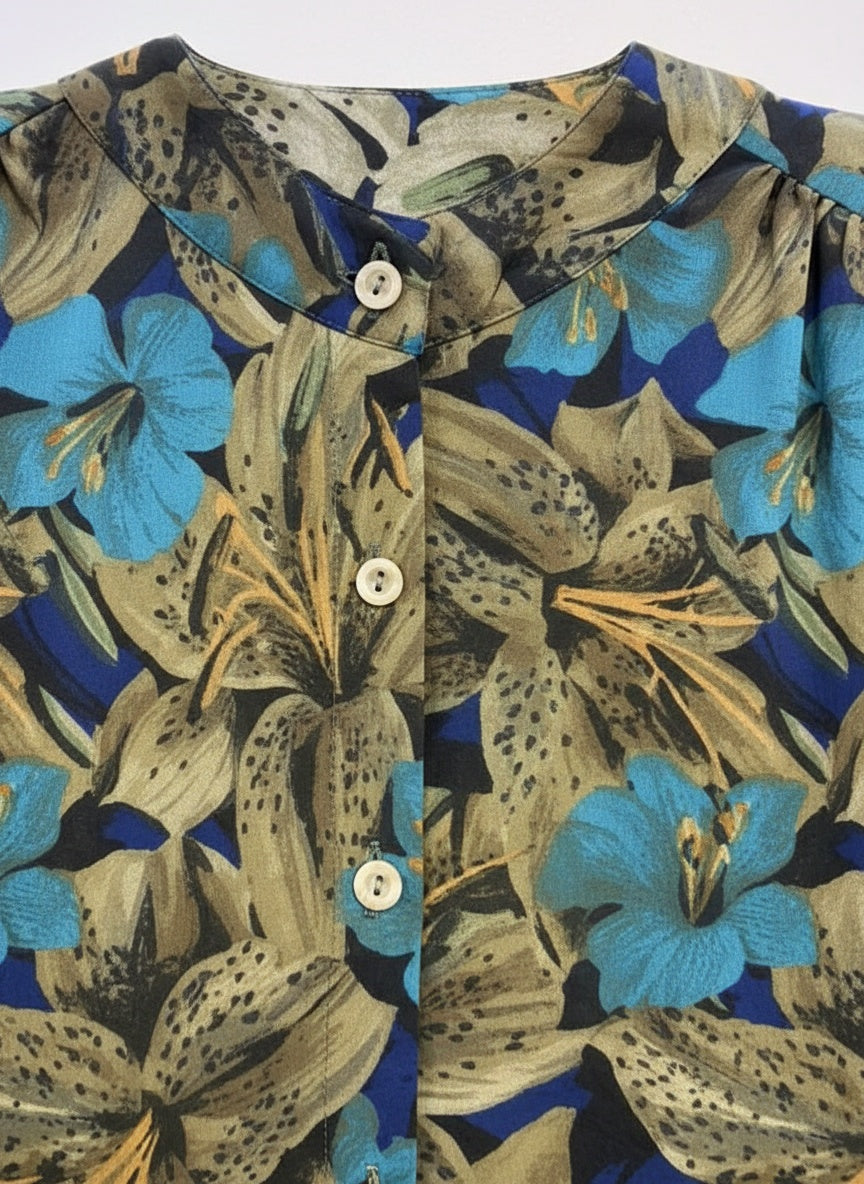 Blússa með stórgerðu blómamynstri (L/XL)