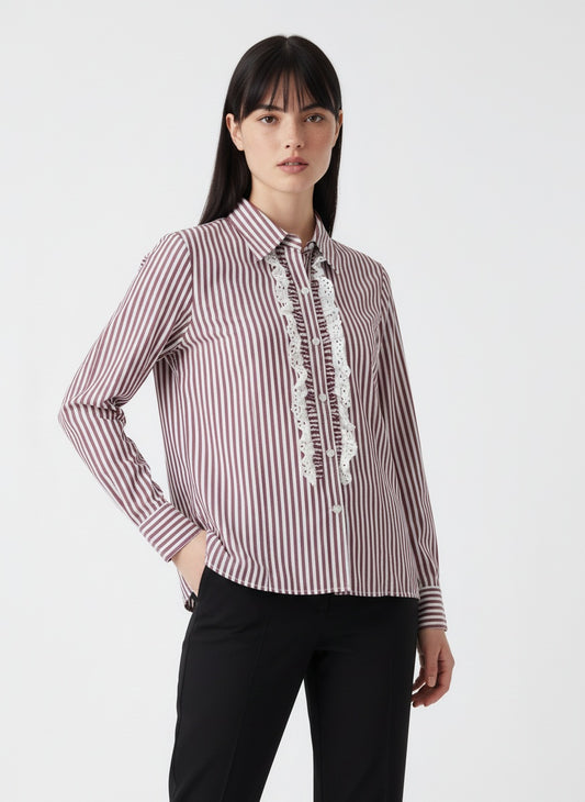 Röndótt blússa með blúnduskrauti (L/XL)