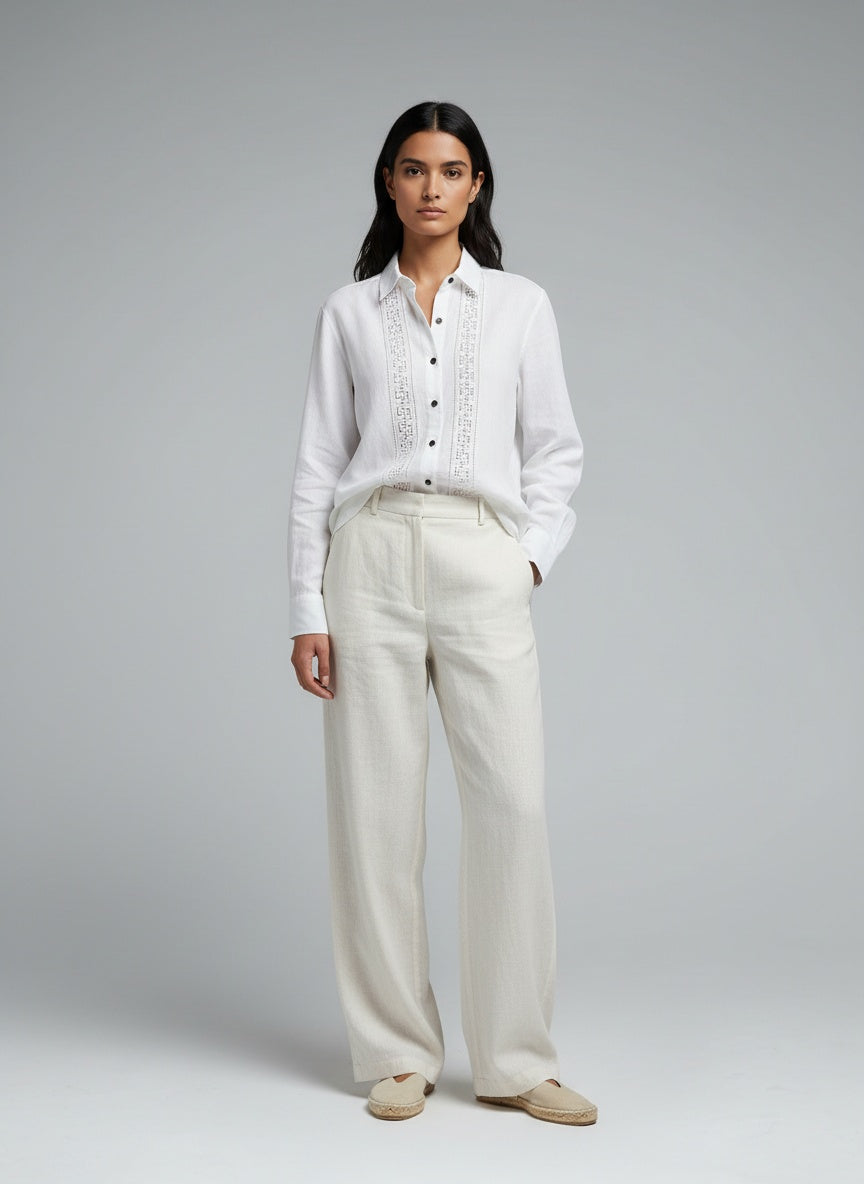 Full body view of the model wearing Vintage bómullarskyrta (M-L)