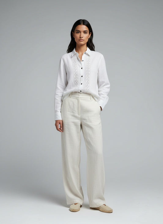 Full body view of the model wearing Vintage bómullarskyrta (M-L)