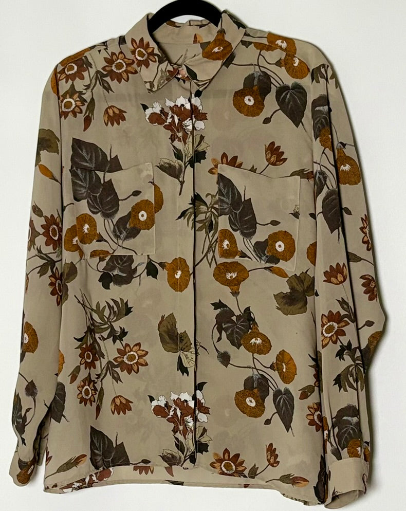 Skyrta m. blómamunstri (M/L)