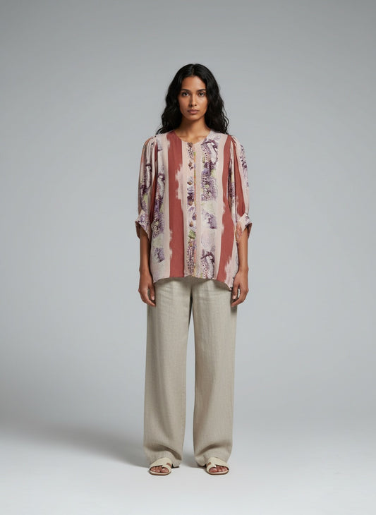Full body view of the model wearing Vintage blússa 1/2 ermar (S/M)
