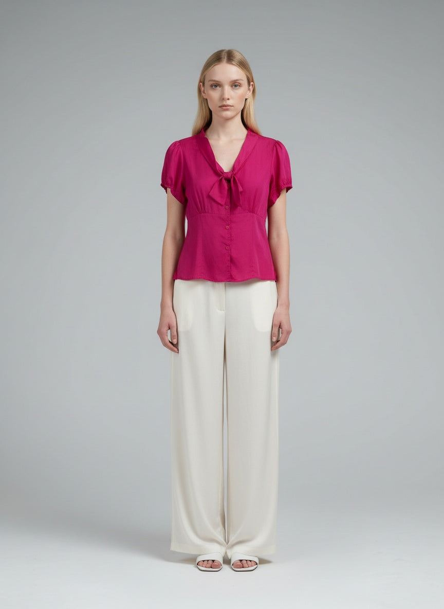Full body view of the model wearing Halszka blússa (M)