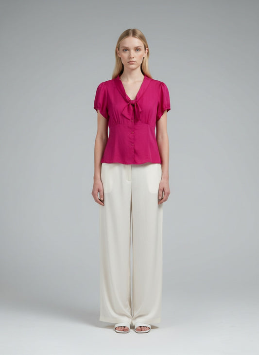 Full body view of the model wearing Halszka blússa (M)