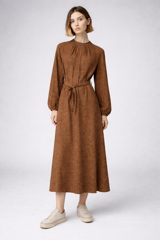 Full body view of the model wearing Síður vintage kjóll (M)