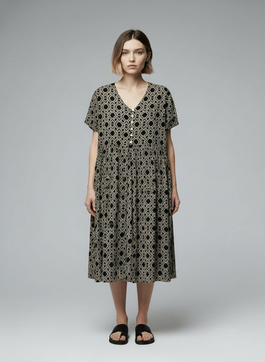Full body view of the model wearing La Cicogna kjóll (M)