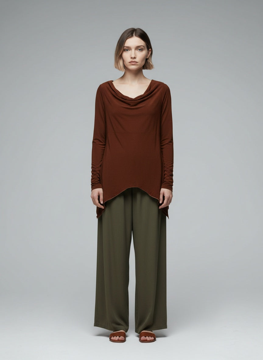 Full body view of the model wearing Y2K toppur (M)