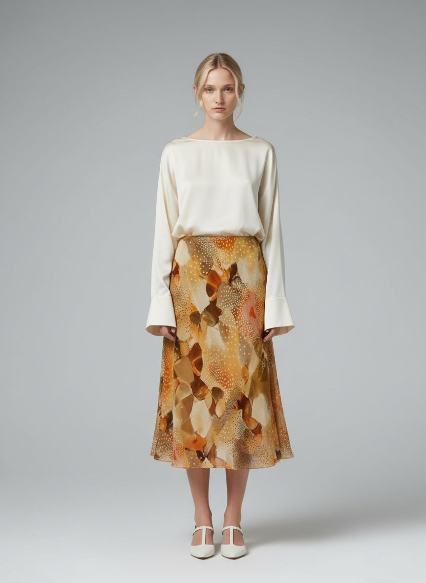 Full body view of the model wearing Vogue pils (M/L)