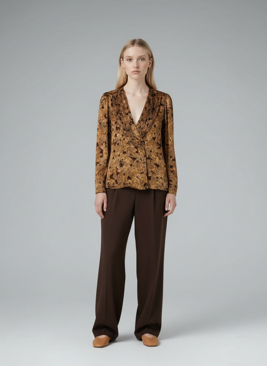 Full body view of the model wearing Vintage blússa (L)
