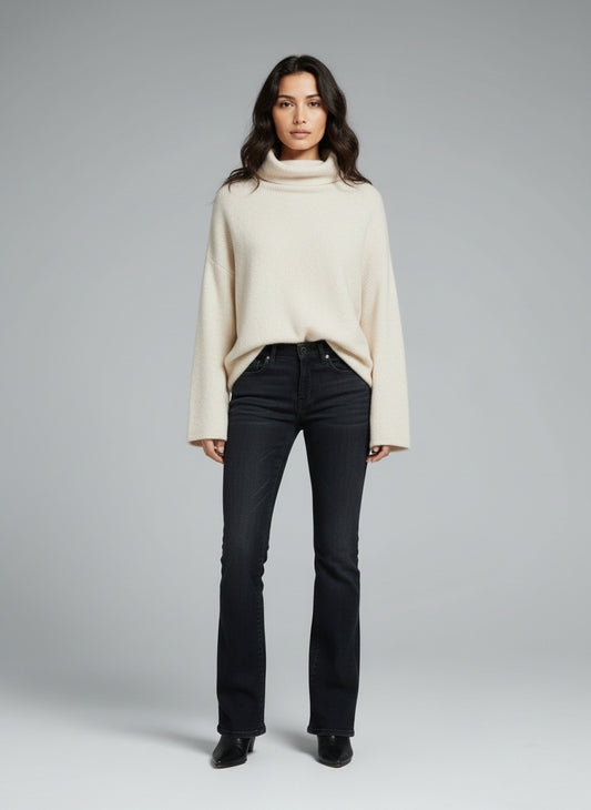 Full body view of the model wearing G-star Raw gallabuxur (W30L32)