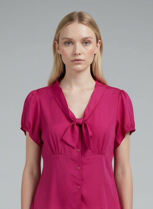 Close-up of the model wearing Halszka blússa (M)