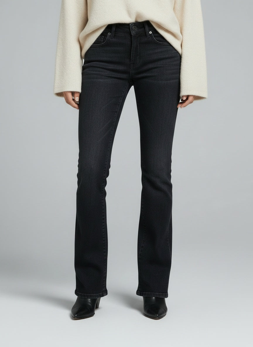 Close-up of the model's lower body wearing G-star Raw gallabuxur (W30L32)