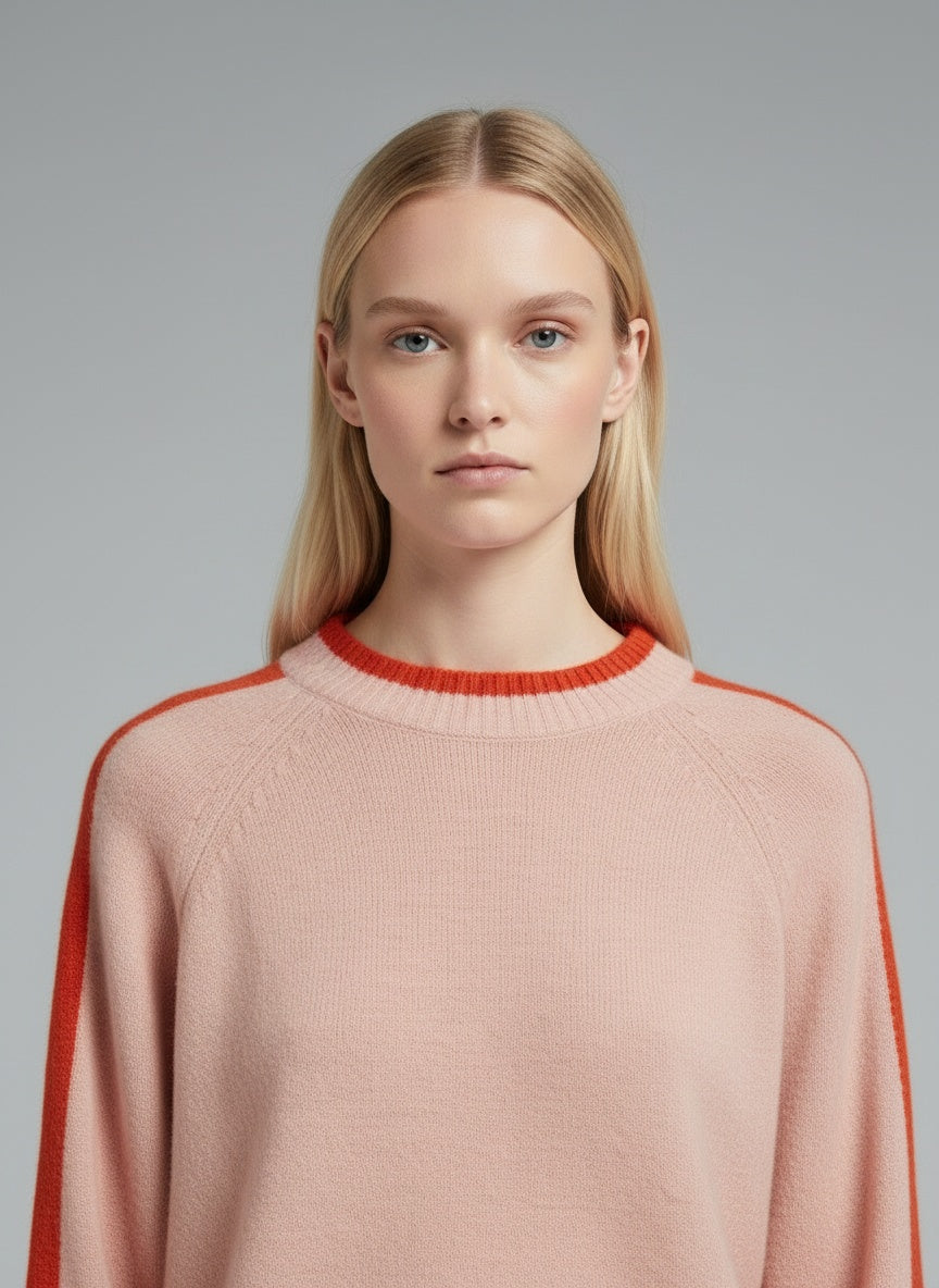 Close-up of the model wearing Oversized peysa (XL-XXL)