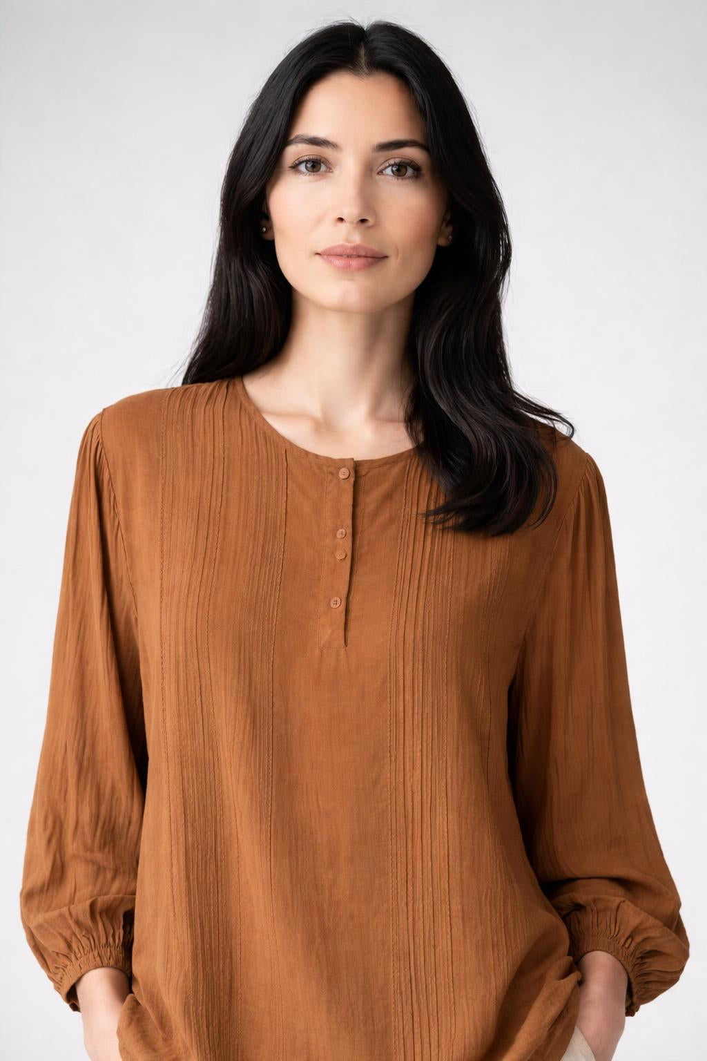 Close-up of the model wearing Diana Bentall silkiblússa (L)