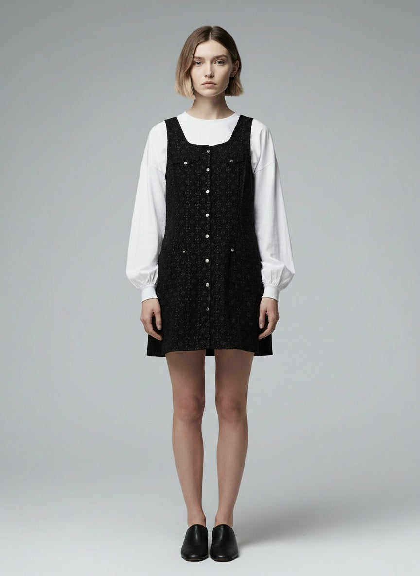Full body view of the model wearing Vintage ermalaus kjóll (M)