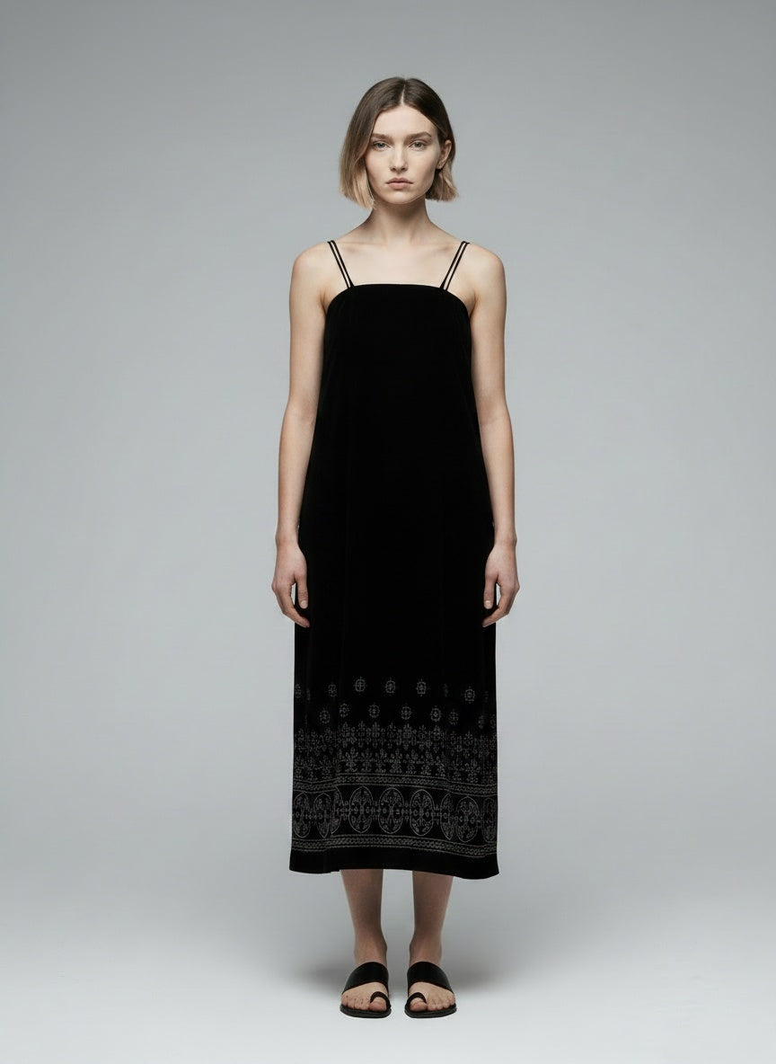 Full body view of the model wearing Guess kjóll (XS/S)