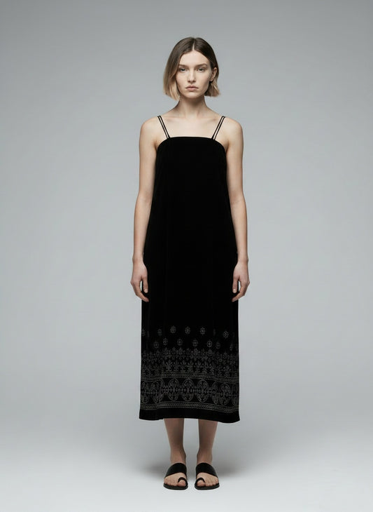 Full body view of the model wearing Guess kjóll (XS/S)