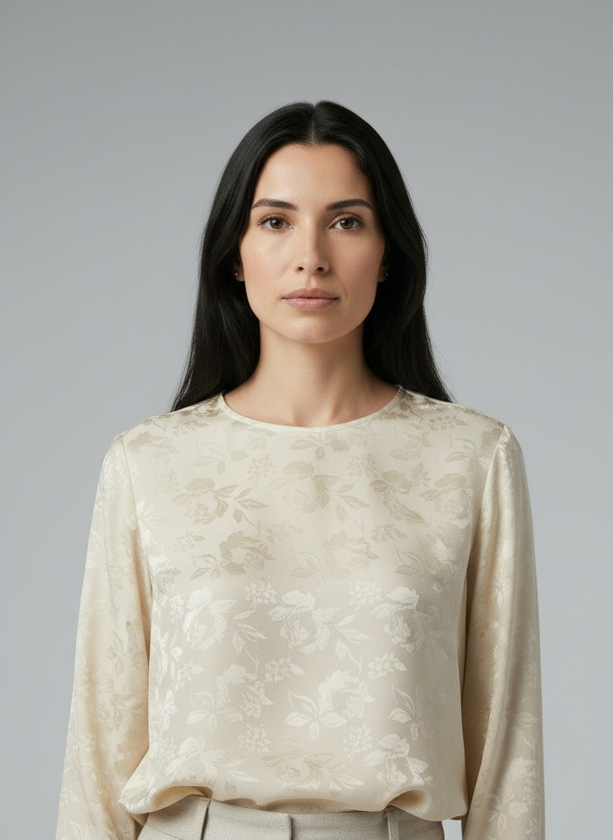 Close-up of the model wearing Vintage silkiblússa (L)