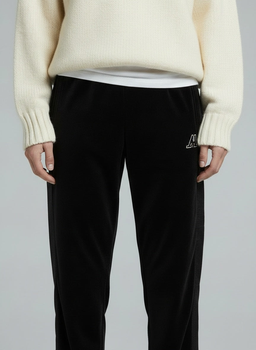 Close-up of the model's lower body wearing Kappa velúrbuxur (S)