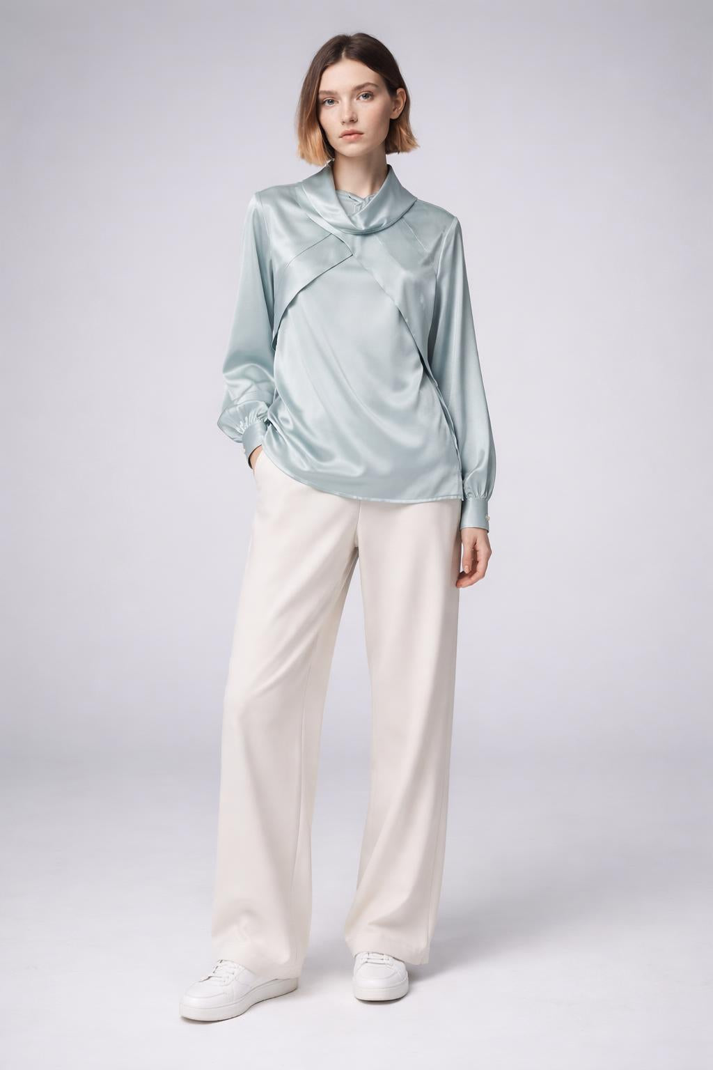 Full body view of the model wearing Vintage blússa (M)