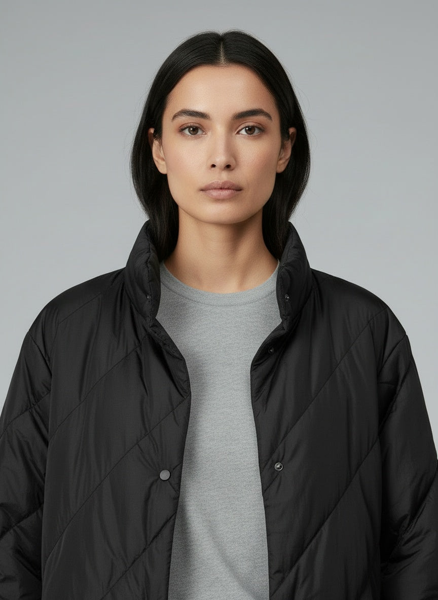 Close-up of the model wearing Sergio Tacchini dúnjakki (M)