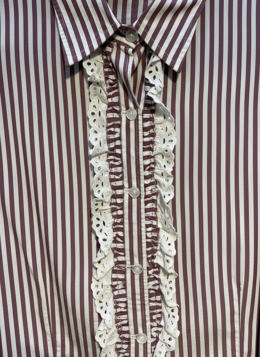 Röndótt blússa með blúnduskrauti (L/XL)