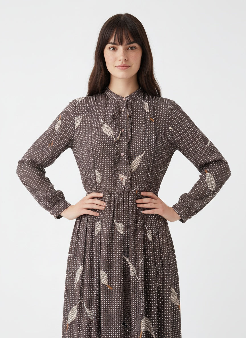 Brúnn vintage kjóll með doppum og laufamynstri (S/M)