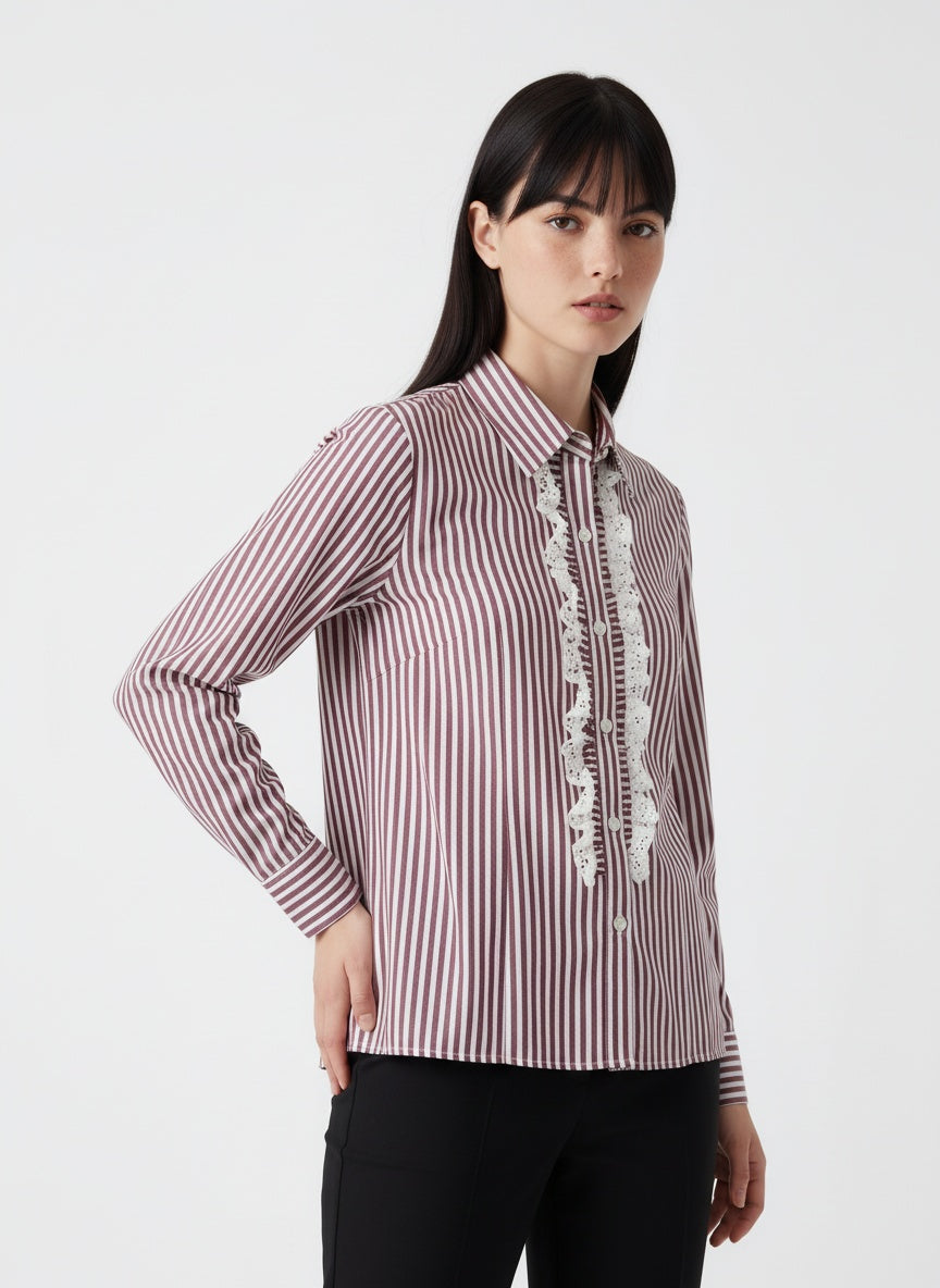 Röndótt blússa með blúnduskrauti (L/XL)