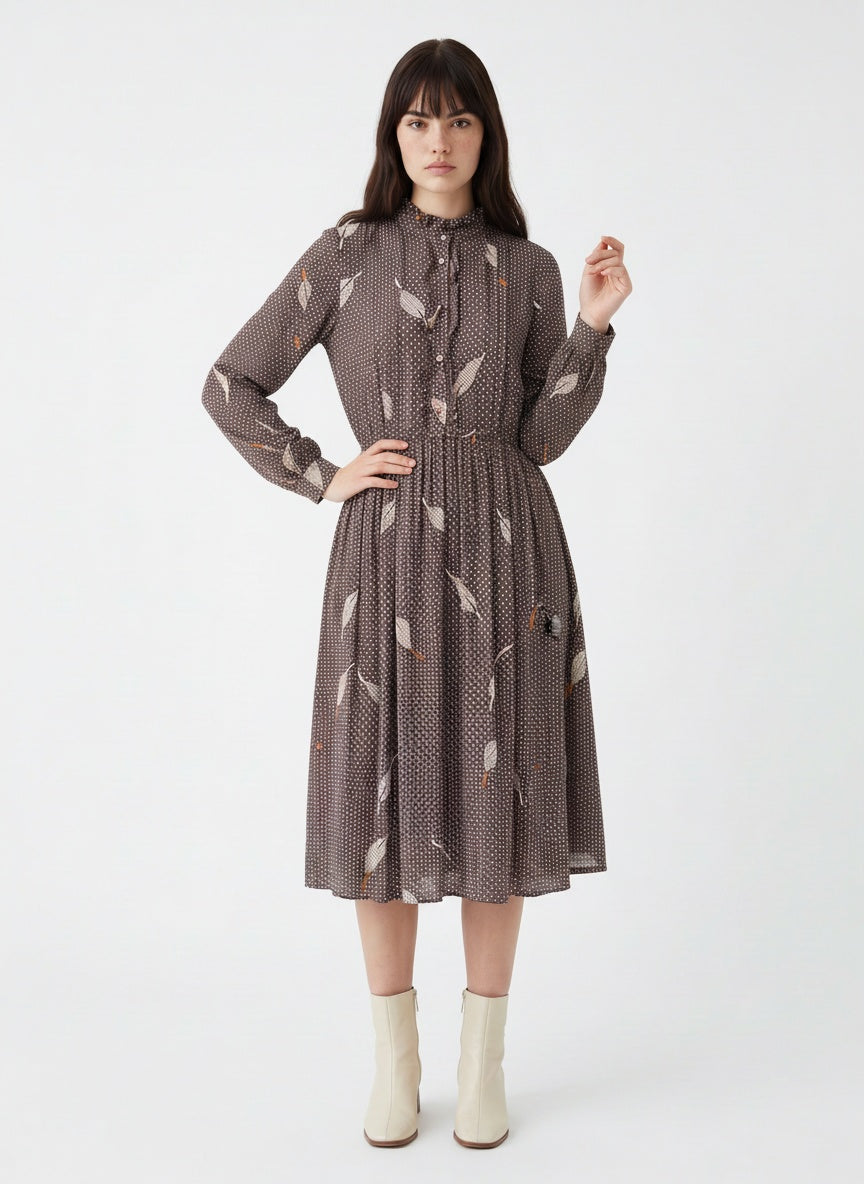 Brúnn vintage kjóll með doppum og laufamynstri (S/M)