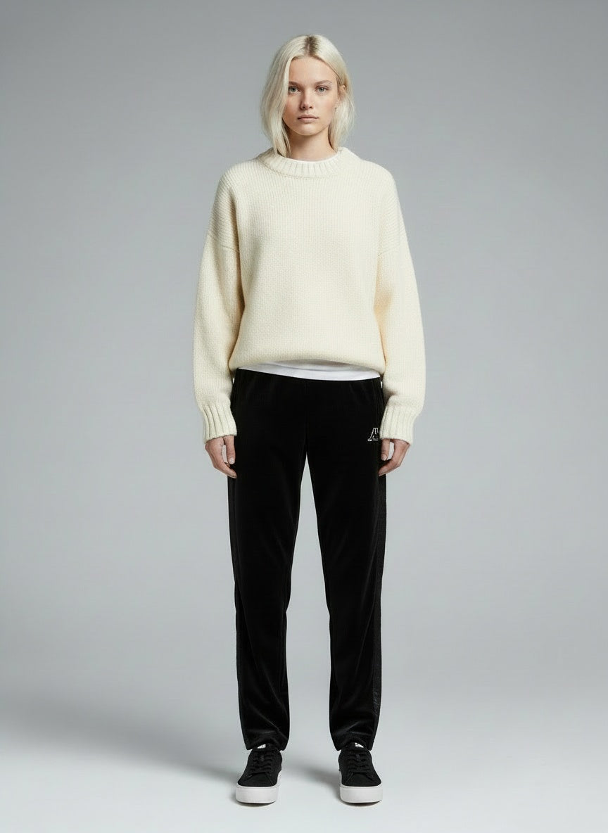 Full body view of the model wearing Kappa velúrbuxur (S)