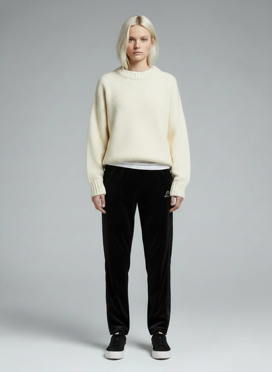 Full body view of the model wearing Kappa velúrbuxur (S)
