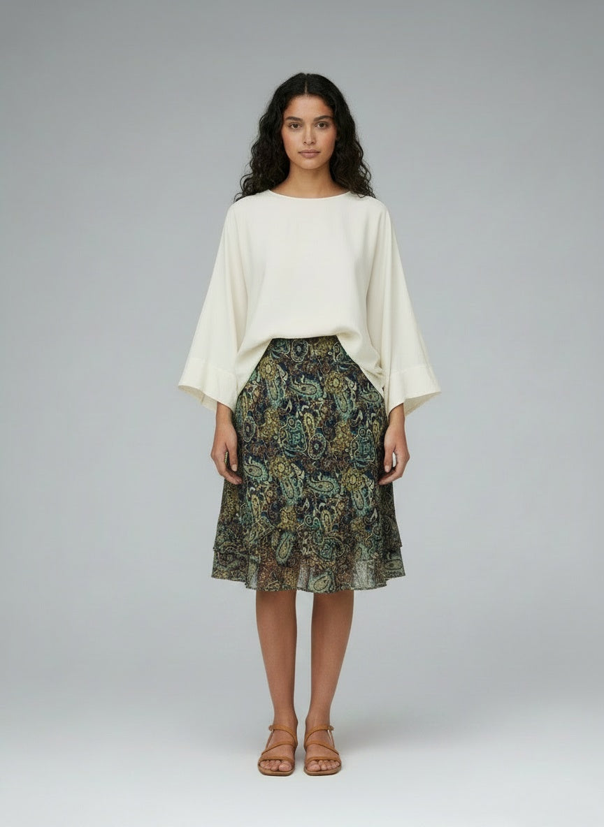 Full body view of the model wearing Vintage midi pils (L)